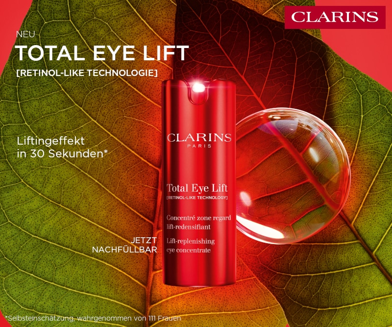 Neu: Clarins Total Eye Lift [Retinol-ähnliche Technologie]: Eine rote Flasche des Produkts ruht auf einem großen grünen Blatt mit sichtbaren Blattadern neben einer transparenten Blase. Lifting-Effekt in 30 Sekunden. Jetzt nachfüllbar.